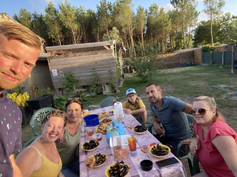Repas dans le jardin de la Maison de la Passion Animale à Aureilhan dans les Landes en Nouvelle Aquitaine