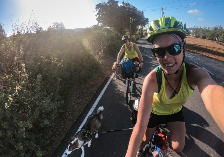 Visiter l'île d'Ibiza en vélo avec son chien