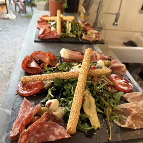 Planche de charcuterie au Camping Fréderic Mistral près des Gorges du Verdon à Castellane dans les Alpes de Haute Provence