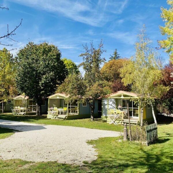 Cottages dans le Camping Fréderic Mistral près des Gorges du Verdon à Castellane dans les Alpes de Haute Provence