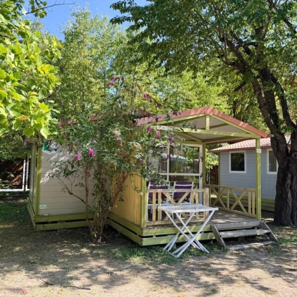 Chalet avec terrasse sous les arbres au Camping Fréderic Mistral près des Gorges du Verdon à Castellane dans les Alpes de Haute Provence