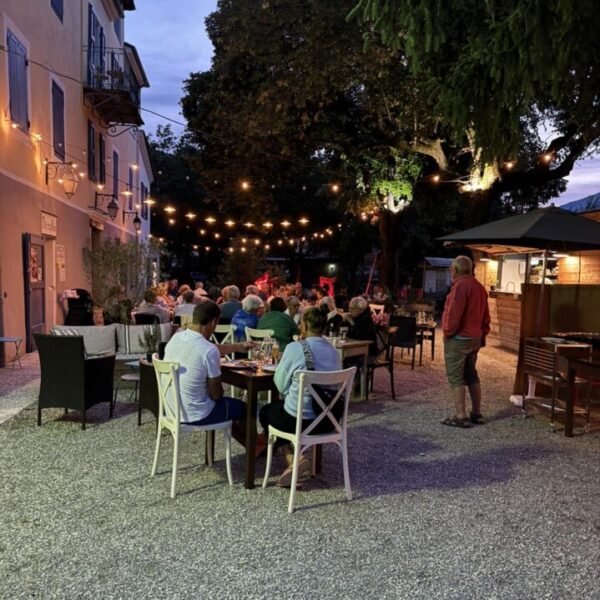 Personnes en terrasse au restaurant du Camping Fréderic Mistral près des Gorges du Verdon à Castellane dans les Alpes de Haute Provence