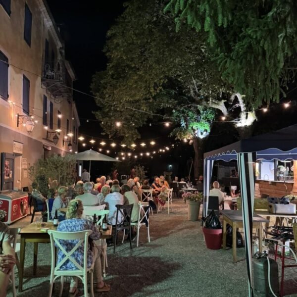 Personnes en terrasse au restaurant du Camping Fréderic Mistral près des Gorges du Verdon à Castellane dans les Alpes de Haute Provence