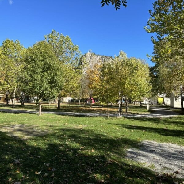 Emplacements de camping au Camping Fréderic Mistral près des Gorges du Verdon à Castellane dans les Alpes de Haute Provence