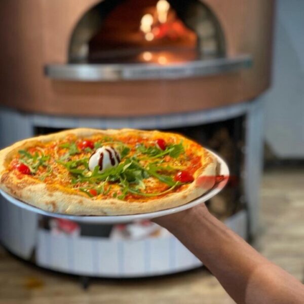 Pizza artisanale au Camping Fréderic Mistral près des Gorges du Verdon à Castellane dans les Alpes de Haute Provence