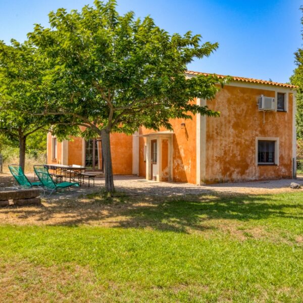 Extérieur des Gîtes Maisons Abricot et Orange à Aspiran dans l' Hérault