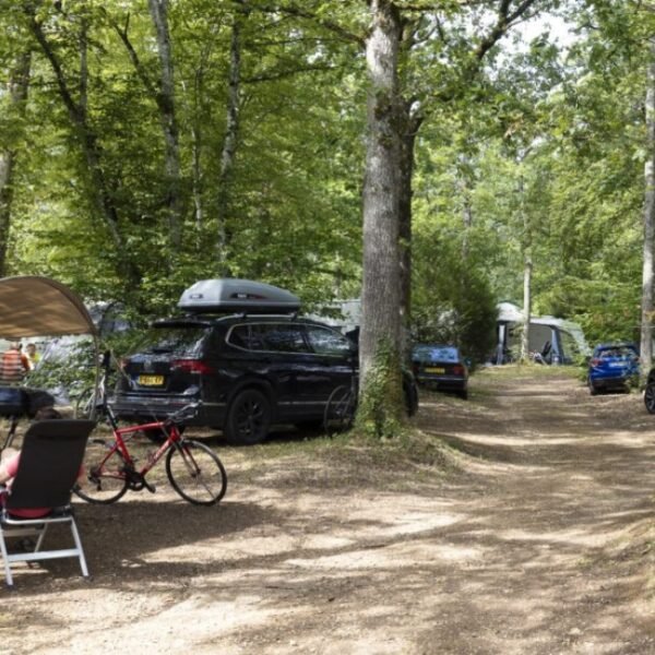 Stellplatz unter den Bäumen auf dem Campingplatz Au Bois Joli in Andryes in der Yonne im Burgund, Franche-Comté