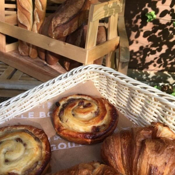 Bäckereiservice für das Frühstück auf dem Campingplatz Au Bois Joli in Andryes in der Yonne im Burgund, Franche-Comté