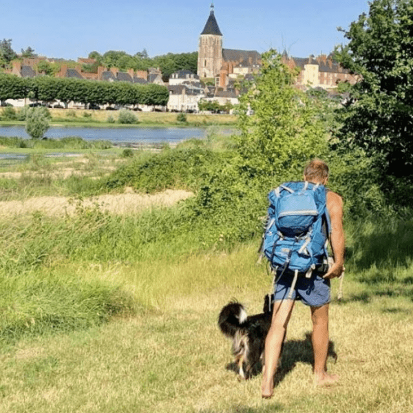 un vacancier et son chien en vacances à gien au camping touristique de gien
