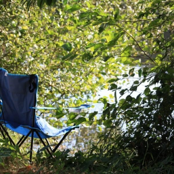 Une chaise près de l'étang du Camping Sunelia l'Etang de Sologne à Nouan-le-Fuzelier en Loir-et-Cher dans le Centre-Val de Loire