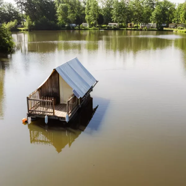 Une lodge flottante du Camping Sunelia l'Etang de Sologne à Nouan-le-Fuzelier en Loir-et-Cher dans le Centre-Val de Loire