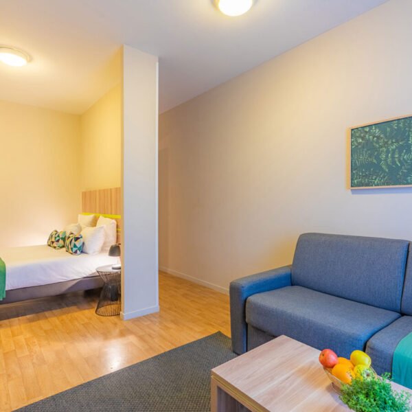 Salon et chambre dans l'Appart'City Confort Nantes Centre en Loire Atlantique dans les Pays de Loire