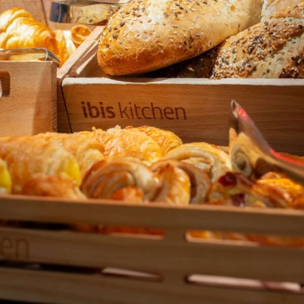 Frisches Gebäck für das Frühstücksbuffet im Hotel Ibis Epernay Centre Ville in der Marne in der Region Grand Est