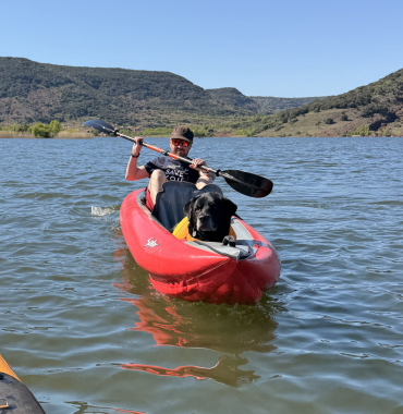 chien habitué à faire du canoë