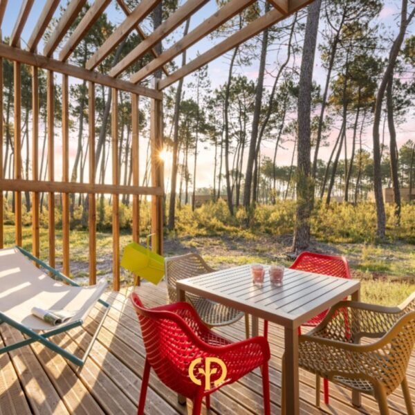 Terrasse d'un cottage dans la pinède du Center Parc Les Landes de Gascogne dans le Lot et Garonne en Nouvelle Aquitaine