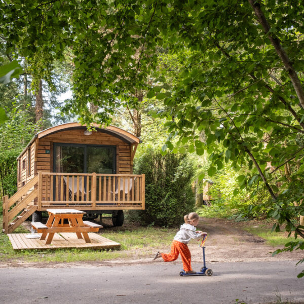 Roulotte au Camping Huttopia Lac d’Aiguebelette à Nances en Savoie