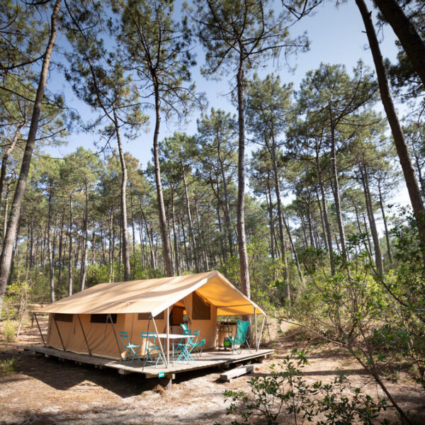 Chalet en fôret au Camping Huttopia Lac d’Aiguebelette à Nances en Savoie