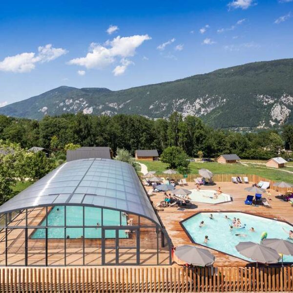Parc aquatique avec plusieurs piscine au Camping Huttopia Lac d’Aiguebelette à Nances en Savoie