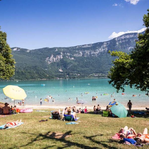 Bord de lac au Camping Huttopia Lac d’Aiguebelette à Nances en Savoie