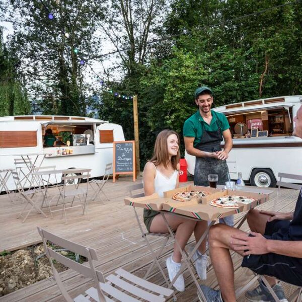 Clients profitant du restaurant au Camping Huttopia Lac d’Aiguebelette à Nances en Savoie