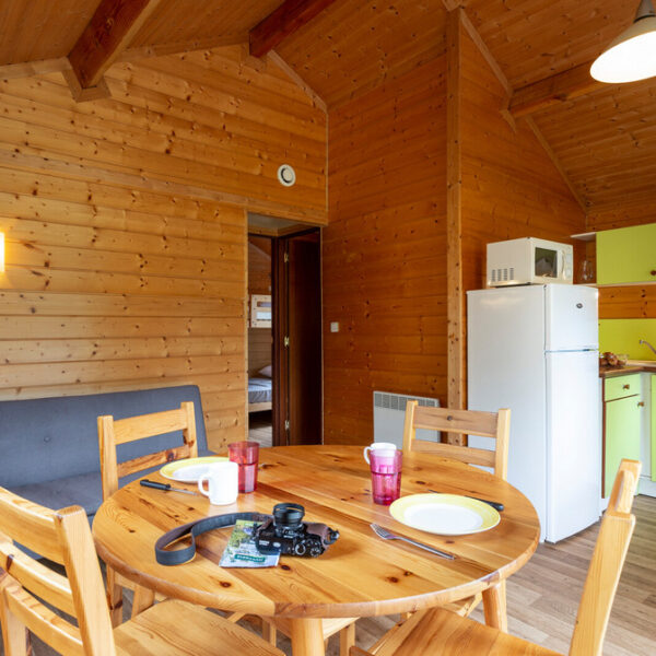 Salon de chalet au Camping Huttopia Lac d’Aiguebelette à Nances en Savoie