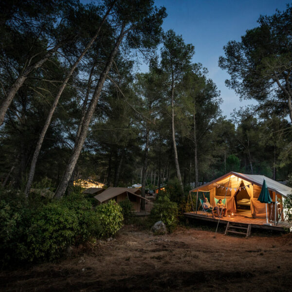 Tentes de nuit au Camping Huttopia Lac d’Aiguebelette à Nances en Savoie