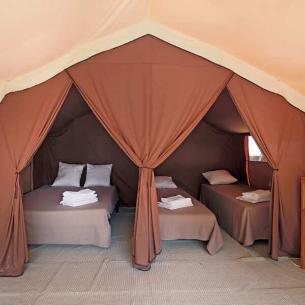 Lits simples de tente au Camping Huttopia Lac d’Aiguebelette à Nances en Savoie