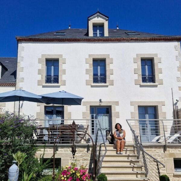 Façade du gite entre loyre et canaux, avec la propriétaire et ses chiens.