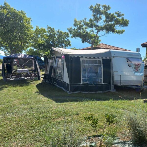 Emplacement du Camping les Lavandes Valensol à Valensol dans les Alpes-de-Haute-Provence