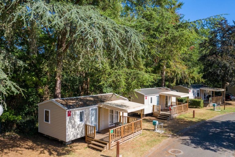 Une allée de mobil-home de l'Aquadis Loisirs - Camping de Bourges *** à Bourges dans le Cher dans le Centre Val de Loire
