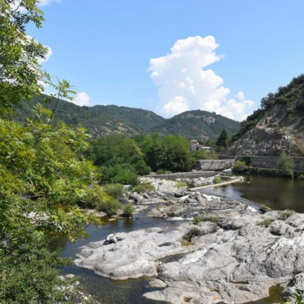 rivier in de natuur vlakbij de Gîtes du Domaine de Cortenzo-Pont-de-Labeaume - Ardèche - Occitanie