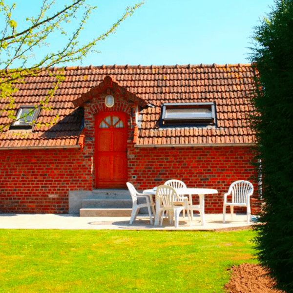 maison d'hôtes avec un jardin vert bien entretenu dans la Somme