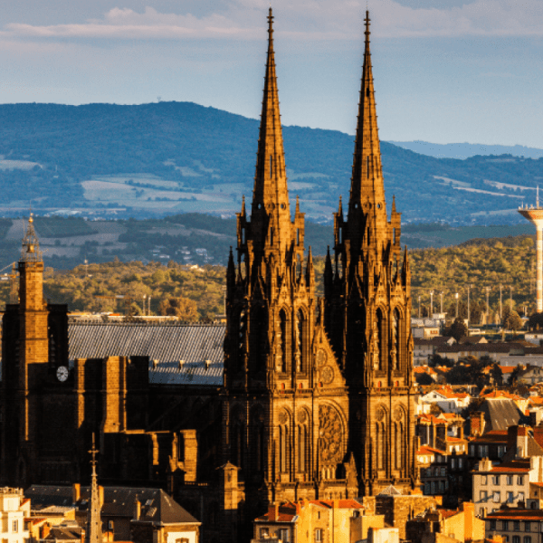 La Cathédrale accessible à pieds depuis l'Apparthôtel Privilodges Clermont-Ferrand en Auvergne dans le Puy de Dôme
