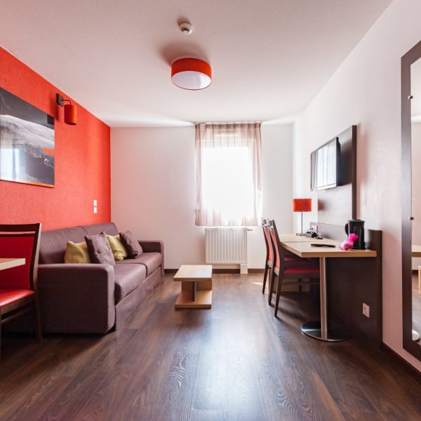 Espace salon à l'Apparthôtel Privilodges Clermont-Ferrand en Auvergne dans le Puy de Dôme