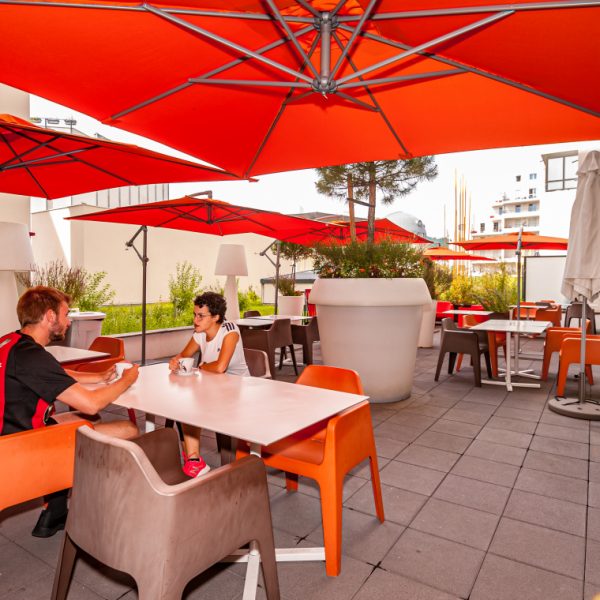Terrasse de l'Apparthôtel Privilodges Clermont-Ferrand en Auvergne dans le Puy de Dôme