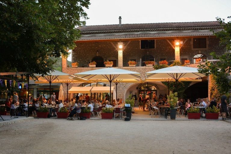 Extérieur restaurant de l'Arleblanc, en Ardèche