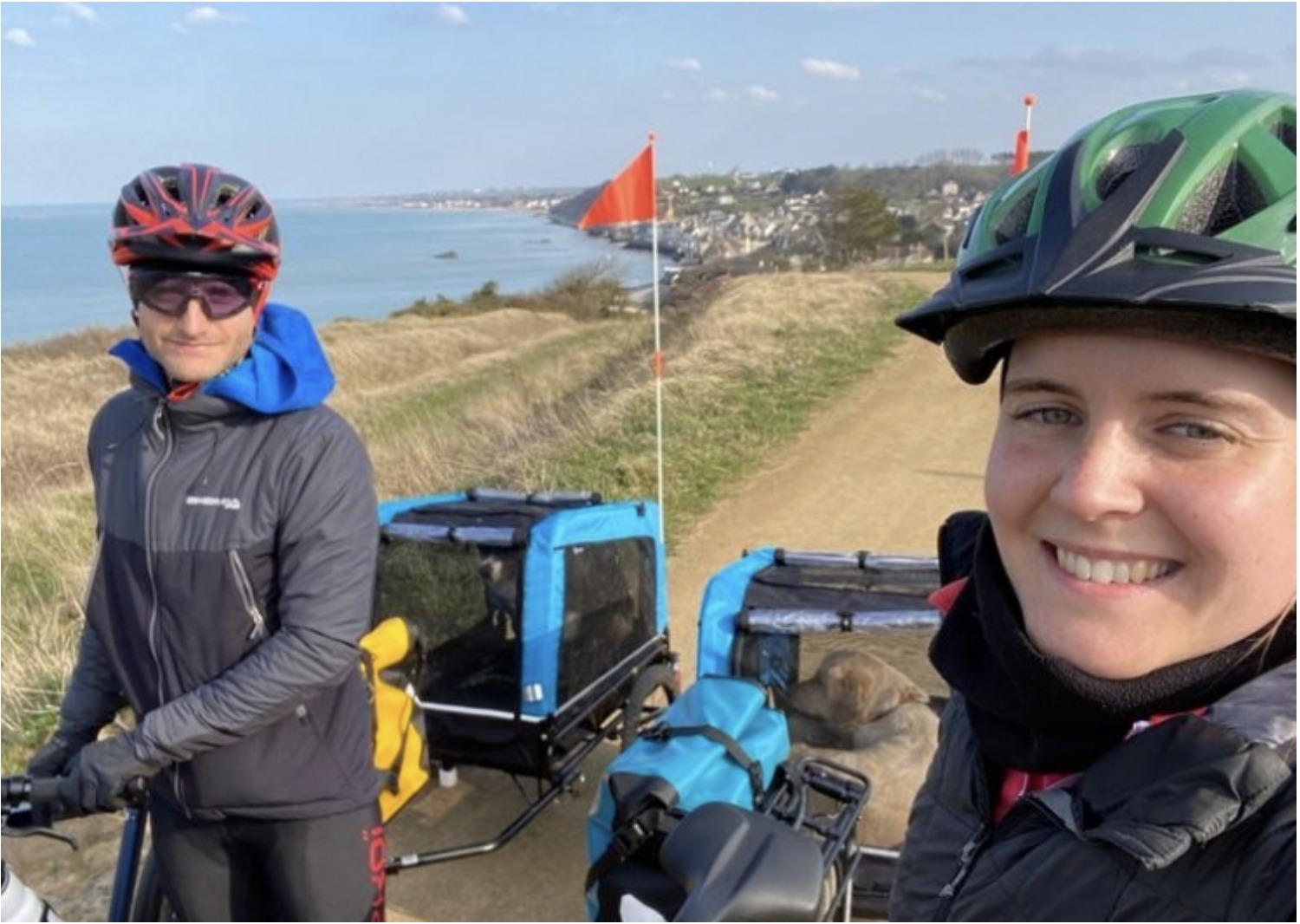 deux voyageurs à vélo ont une remorque pour chien Klarfit