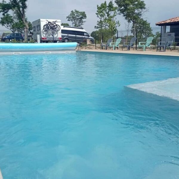 Piscine du Camping les Lavandes Valensol à Valensol dans les Alpes-de-Haute-Provence