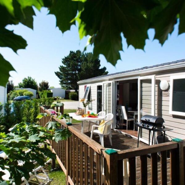 Terrasse d'un mobil home au camping les charmettes à la palmyre