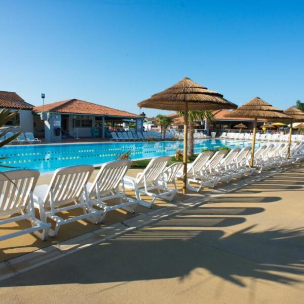 Piscine du camping les charmettes à la palmyre