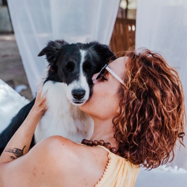 femme et son chien au camping SIBLU les charmettes à la palmyre