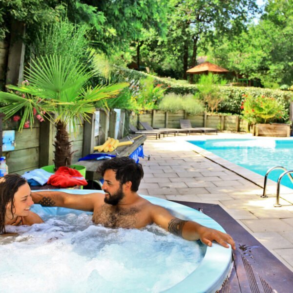 un homme et une femme en vacances dans un jacuzzi