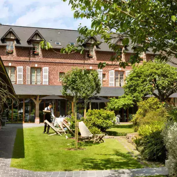 L’hôtel l’Auberge de la source dans le Calavados animaux acceptés - EmmèneTonChien.com