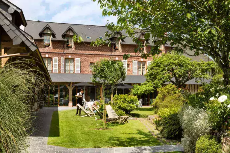 L’hôtel l’Auberge de la source dans le Calavados animaux acceptés - EmmèneTonChien.com