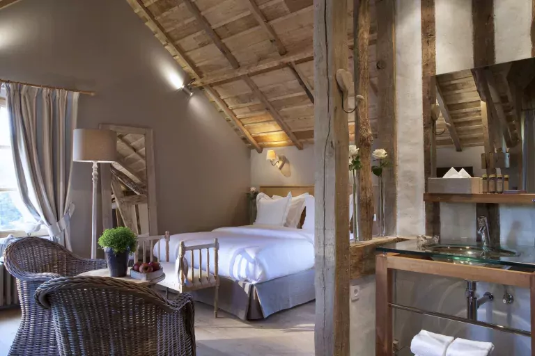 L’hôtel l’Auberge de la source dans le Calavados animaux acceptés - EmmèneTonChien.com