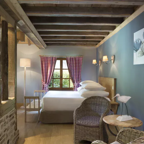 L’hôtel l’Auberge de la source dans le Calavados animaux acceptés - EmmèneTonChien.com