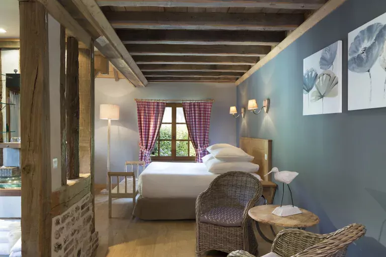 L’hôtel l’Auberge de la source dans le Calavados animaux acceptés - EmmèneTonChien.com