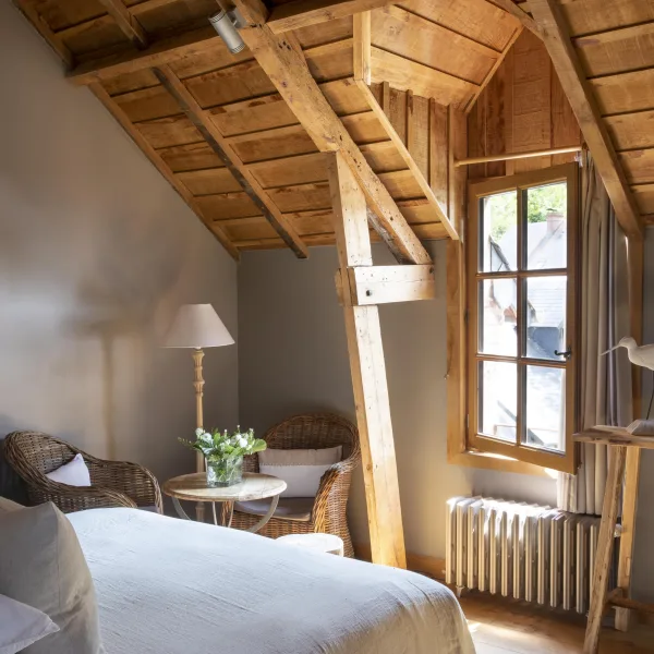 L’hôtel l’Auberge de la source dans le Calavados animaux acceptés - EmmèneTonChien.com