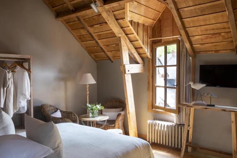 L’hôtel l’Auberge de la source dans le Calavados animaux acceptés - EmmèneTonChien.com