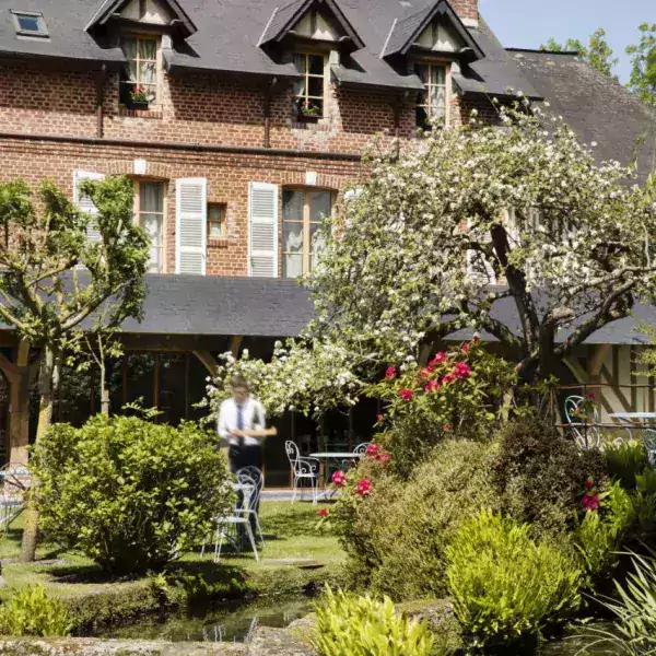 L’hôtel l’Auberge de la source dans le Calavados animaux acceptés - EmmèneTonChien.com